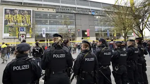 Policías en el estadio Signal Iduna Park, un día después de que tres explosivos estallaran junto al autobús del Borussia Dortmund Policías en el estadio Signal Iduna Park, un día después de que tres explosivos estallaran junto al autobús del Borussia Dortmund