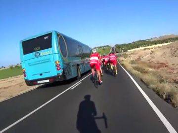 Frame 9.143694 de: Peligroso adelantamiento de un autocar a un grupo de ciclistas