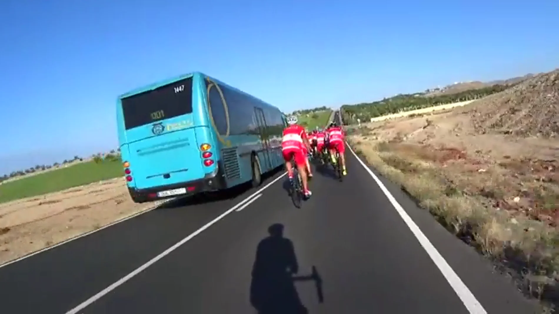 Frame 9.143694 de: Peligroso adelantamiento de un autocar a un grupo de ciclistas Frame 9.143694 de: Peligroso adelantamiento de un autocar a un grupo de ciclistas