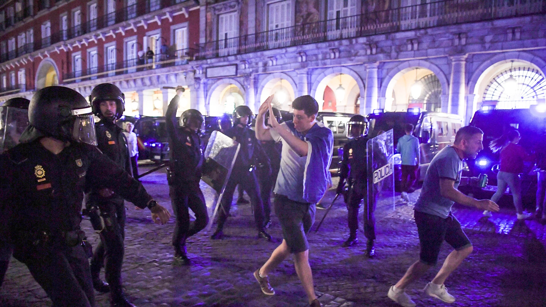 Aficionados del Leicester intentan zafarse de la Policía en la Plaza Mayor de Madrid
