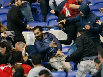 Momento de la batalla campal entre aficionados del Lyon y del Besiktas Momento de la batalla campal entre aficionados del Lyon y del Besiktas