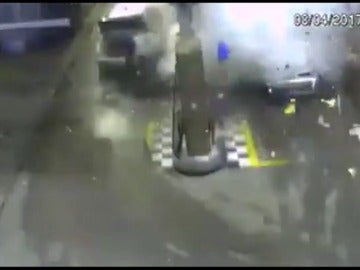 Frame 6.243293 de: Un coche explota de forma repentina cuando cargaba combustible