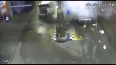 Una mujer muere y un hombre resulta herido en la explosión repentina de un coche al echar combustible