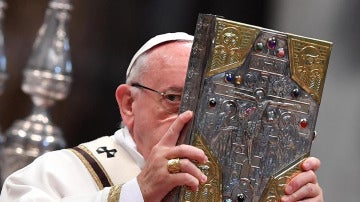 El Papa Francisco oficia la misa del Jueves Santo