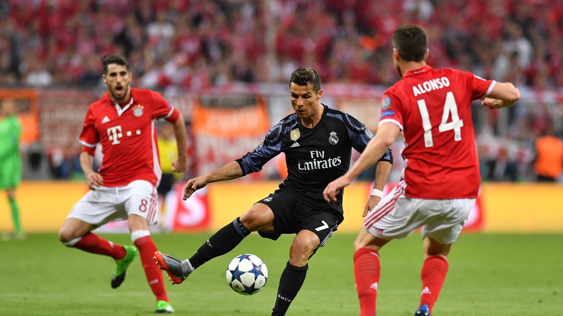 Cristiano Ronaldo intenta avanzar ante la defensa de Xabi Alonso