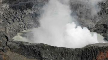 Fotografía del cráter del volcán Poás en Costa Rica