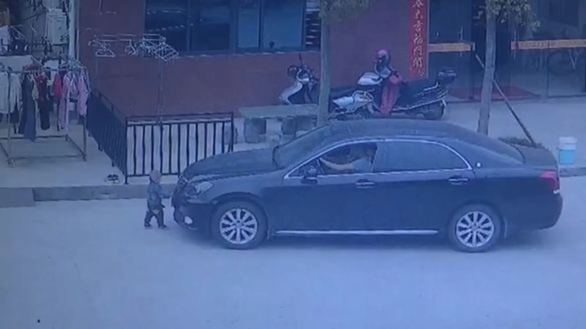 Imagen del momento en el que el pequeño se encuentra delante del coche que lo atropella Imagen del momento en el que el pequeño se encuentra delante del coche que lo atropella