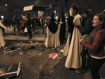 Imagen de los disturbios de la Madrugá en Sevilla Imagen de los disturbios de la Madrugá en Sevilla