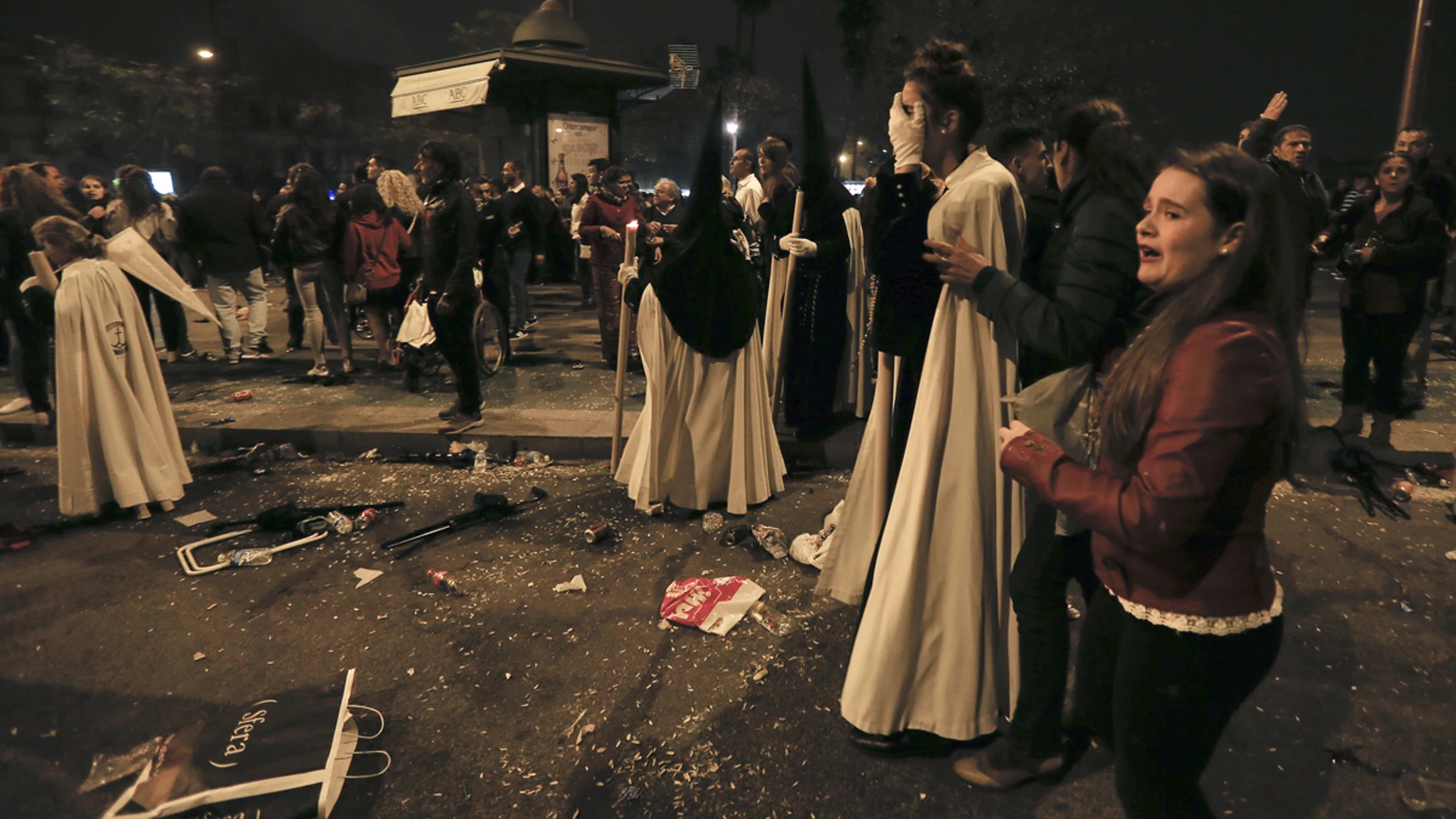 Imagen de los disturbios de la Madrugá en Sevilla Imagen de los disturbios de la Madrugá en Sevilla