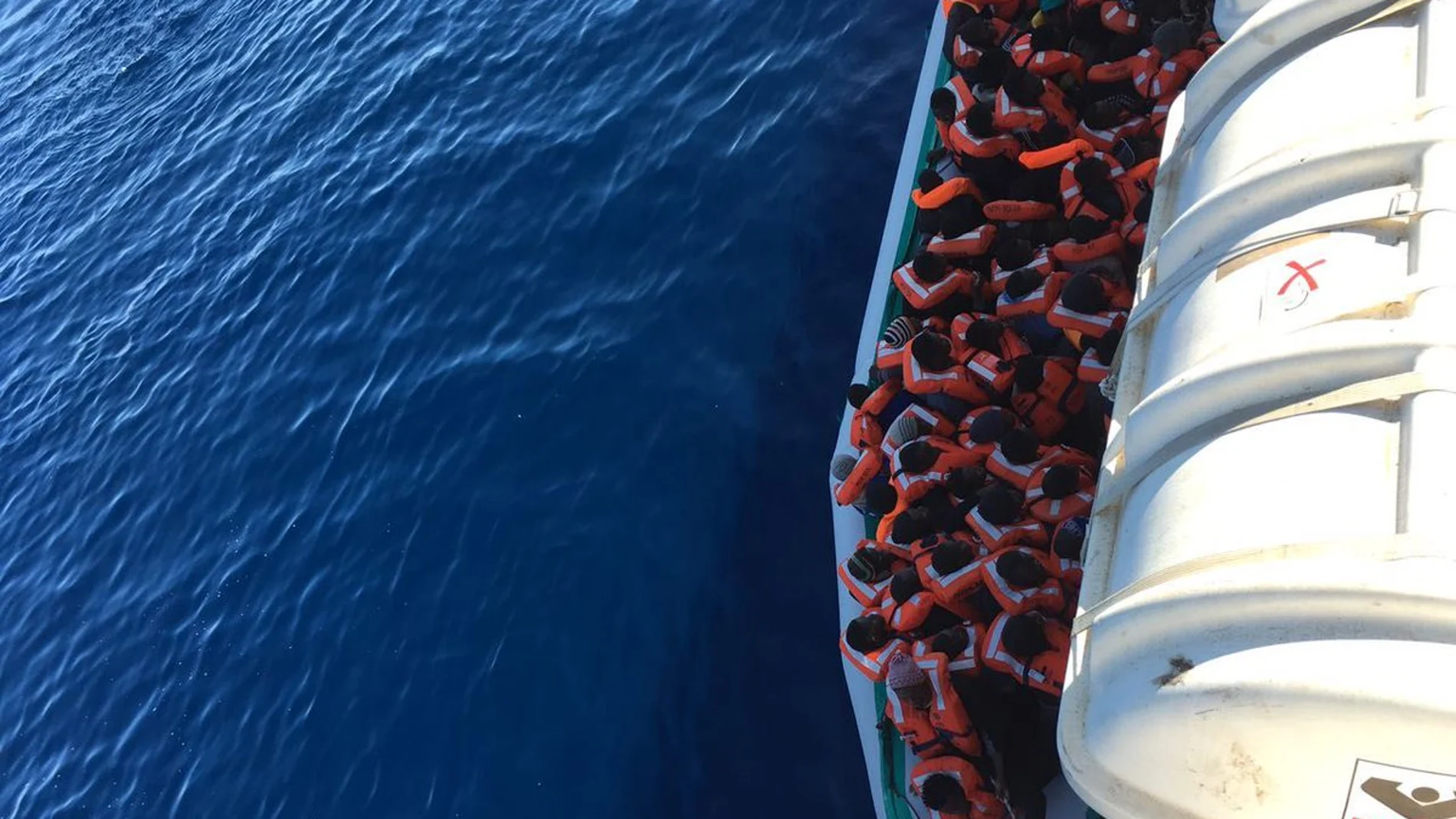 MSF rescata a 2.000 refugiados e inmigrantes MSF rescata a 2.000 refugiados e inmigrantes