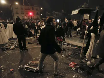 Imagen de una de las estampidas en la Madrugá en Sevilla Imagen de una de las estampidas en la Madrugá en Sevilla