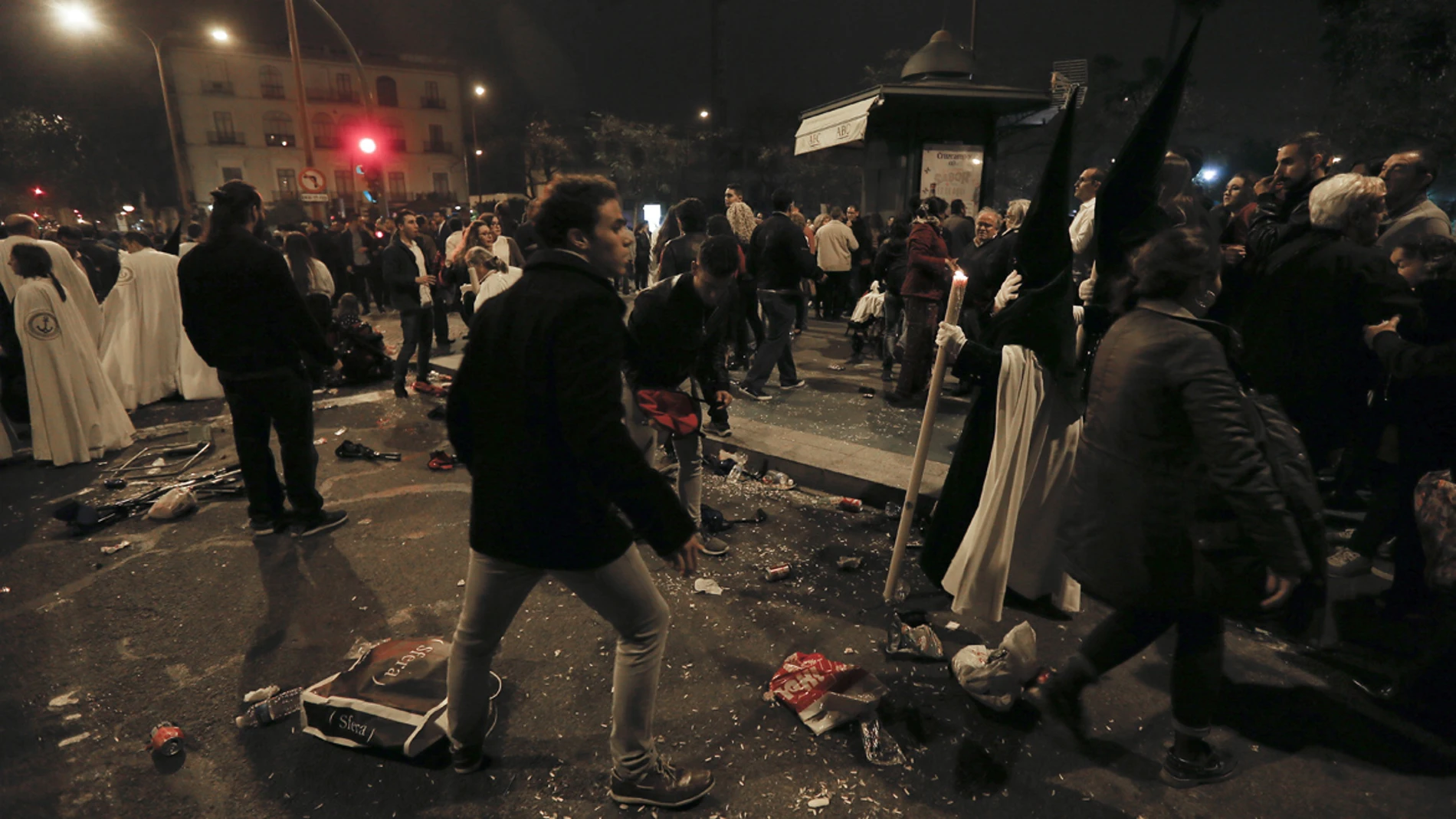 Imagen de una de las estampidas en la Madrugá en Sevilla Imagen de una de las estampidas en la Madrugá en Sevilla