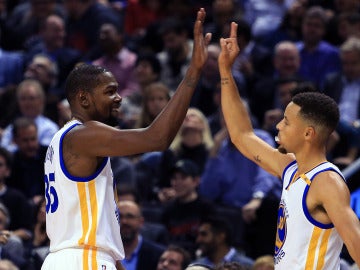 Durant y Curry celebran una canasta de los Warriors