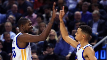 Durant y Curry celebran una canasta de los Warriors