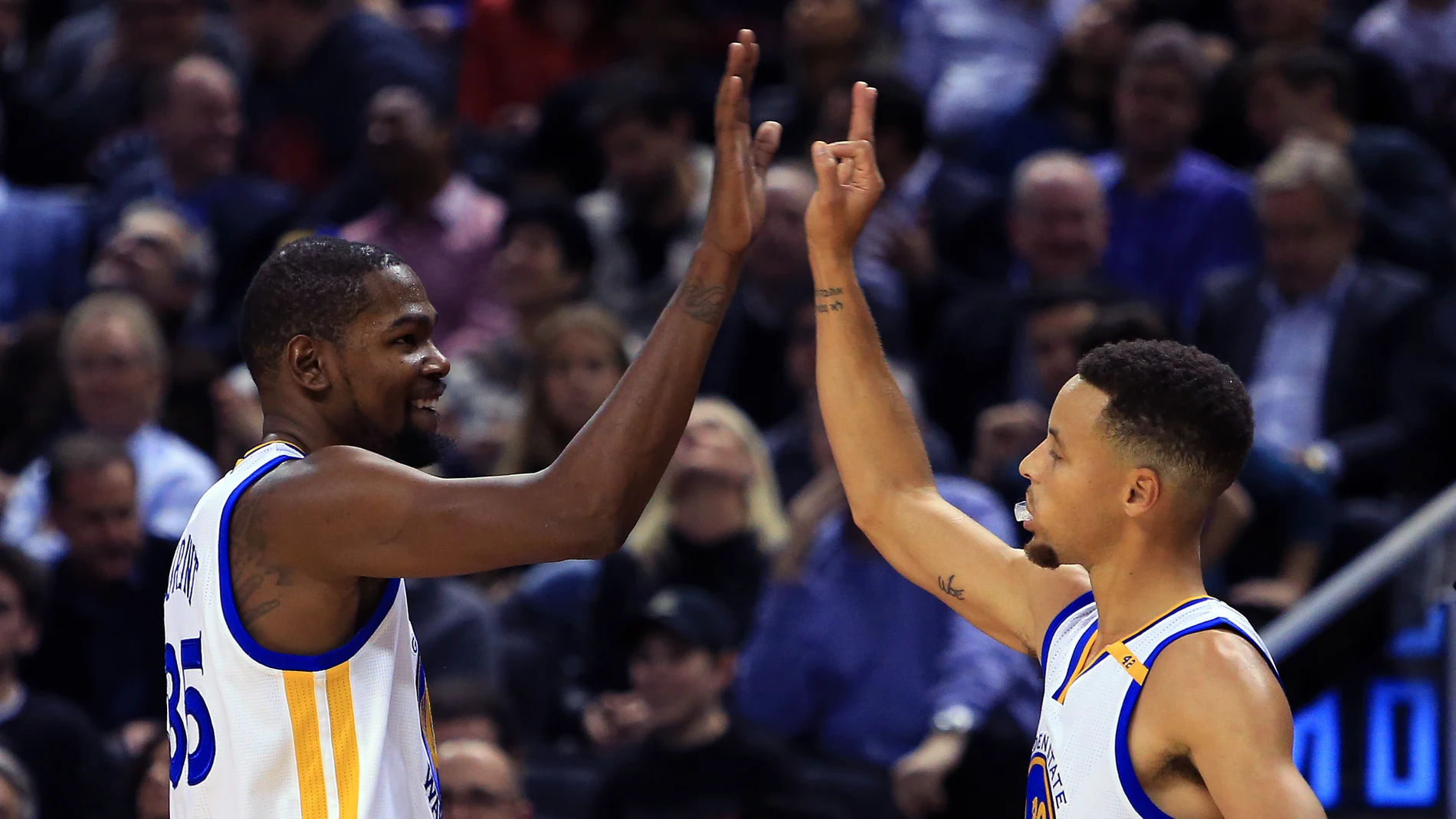 Durant y Curry celebran una canasta de los Warriors Durant y Curry celebran una canasta de los Warriors