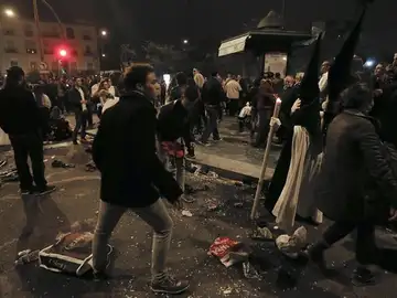 Nazarenos de La Esperanza de Triana ante el descontrol tras sufrir una estampida durante la Madrugá de Sevilla Nazarenos de La Esperanza de Triana ante el descontrol tras sufrir una estampida durante la Madrugá de Sevilla