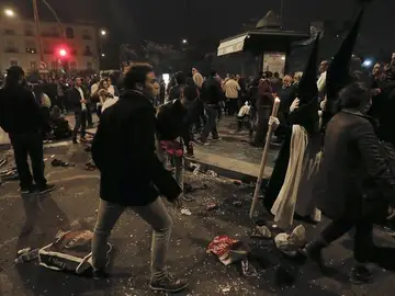 Nazarenos de La Esperanza de Triana ante el descontrol tras sufrir una estampida durante la Madrugá de Sevilla Nazarenos de La Esperanza de Triana ante el descontrol tras sufrir una estampida durante la Madrugá de Sevilla