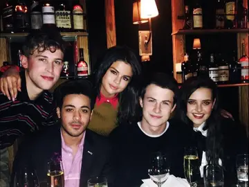 Selena Gomez y los protagonistas de 'Por 13 razones' se tatúan contra el bullying Selena Gomez y los protagonistas de 'Por 13 razones' se tatúan contra el bullying