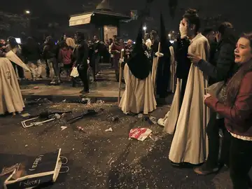 Nazarenos de La Esperanza de Triana tras la estampida sufrida en la Madrugá de Sevilla Nazarenos de La Esperanza de Triana tras la estampida sufrida en la Madrugá de Sevilla