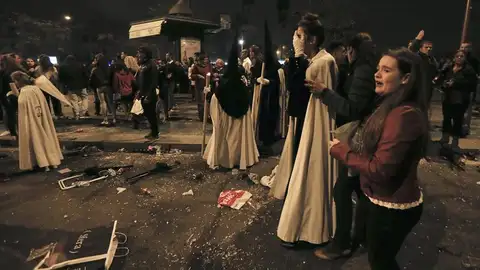 Nazarenos de La Esperanza de Triana tras la estampida sufrida en la Madrugá de Sevilla Nazarenos de La Esperanza de Triana tras la estampida sufrida en la Madrugá de Sevilla
