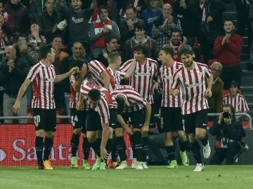 Los jugadores del Athletic celebran uno de sus goles en su victoria sobre Las Palmas