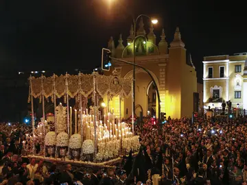 Esperanza Macarena a la salida de su basílica Esperanza Macarena a la salida de su basílica