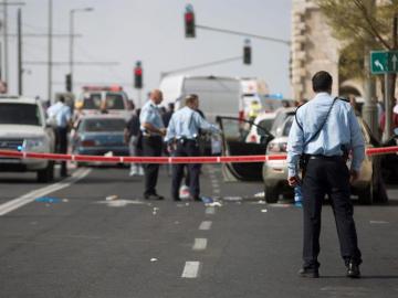 Policías israelíes inspeccionan el lugar donde se ha producido un ataque en Jerusalén