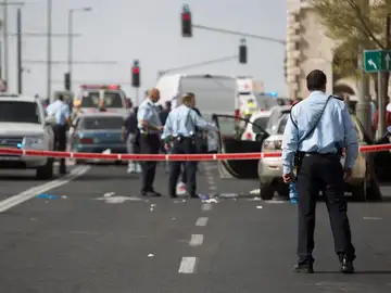 Policías israelíes inspeccionan el lugar donde se ha producido un ataque en Jerusalén Policías israelíes inspeccionan el lugar donde se ha producido un ataque en Jerusalén