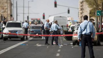Policías israelíes inspeccionan el lugar donde se ha producido un ataque en Jerusalén