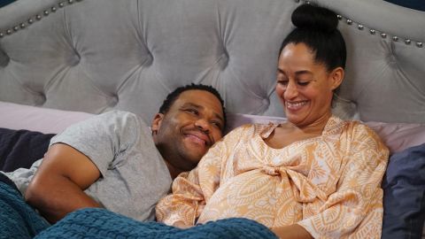 Black-Ish - Temporada 3 -Capítulo 18: Maternidad
