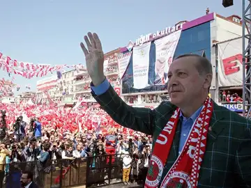 Erdogan saludando a sus seguidores Erdogan saludando a sus seguidores