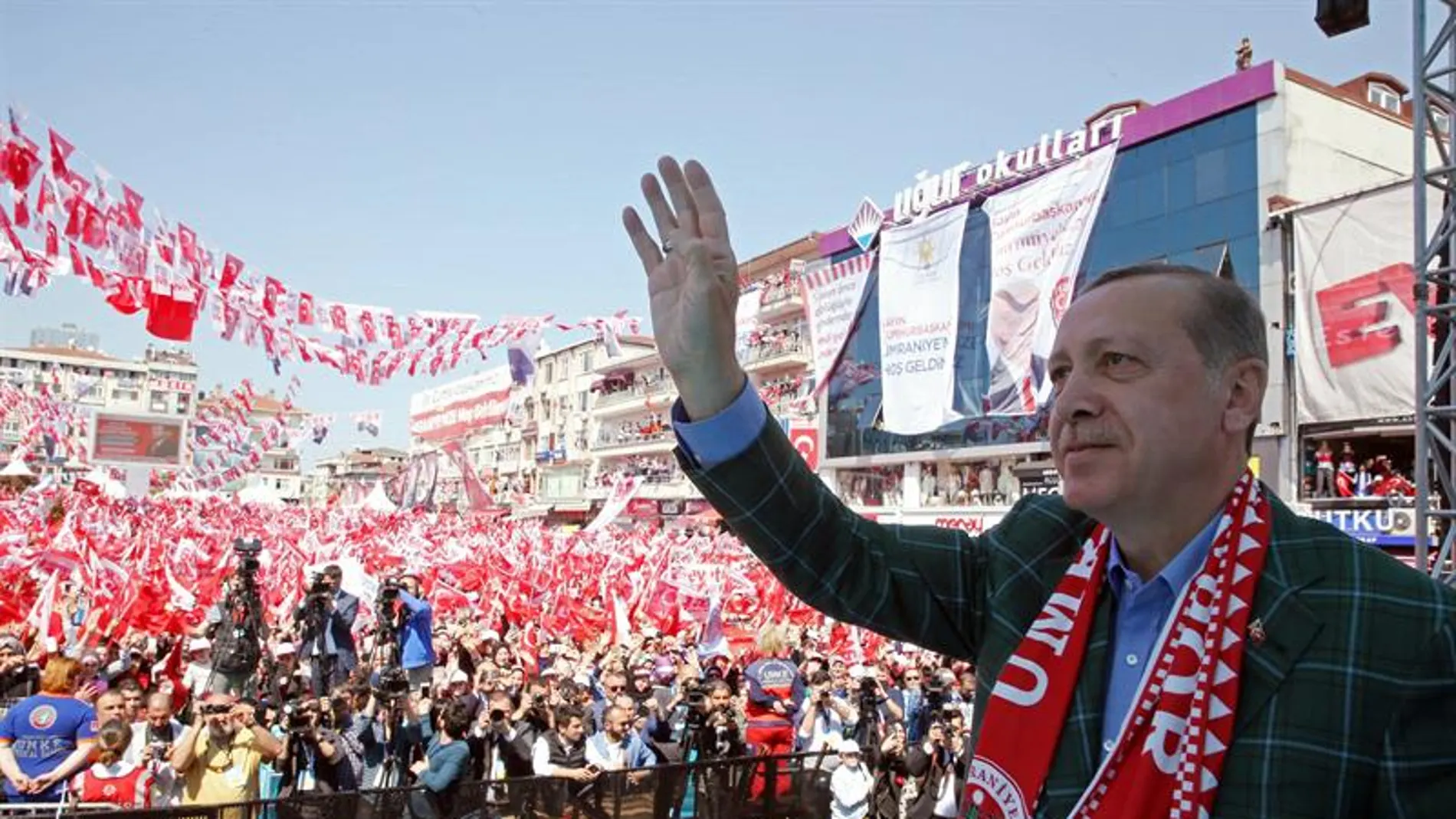 Erdogan saludando a sus seguidores Erdogan saludando a sus seguidores