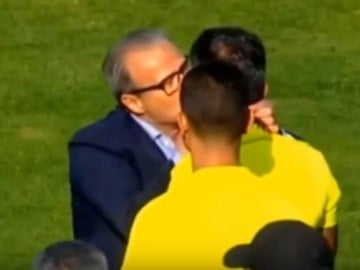 El presidente del Club Sfaxien, Moncef Khemakhem, besa al árbitro El presidente del Club Sfaxien, Moncef Khemakhem, besa al árbitro