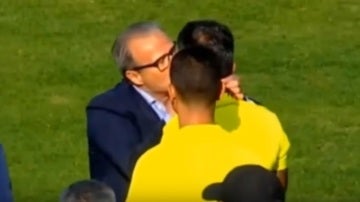 El presidente del Club Sfaxien, Moncef Khemakhem, besa al árbitro