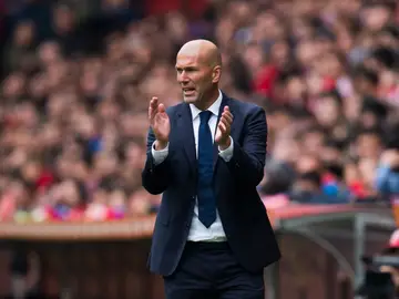 Zidane anima a su equipo en la banda del Calderón Zidane anima a su equipo en la banda del Calderón