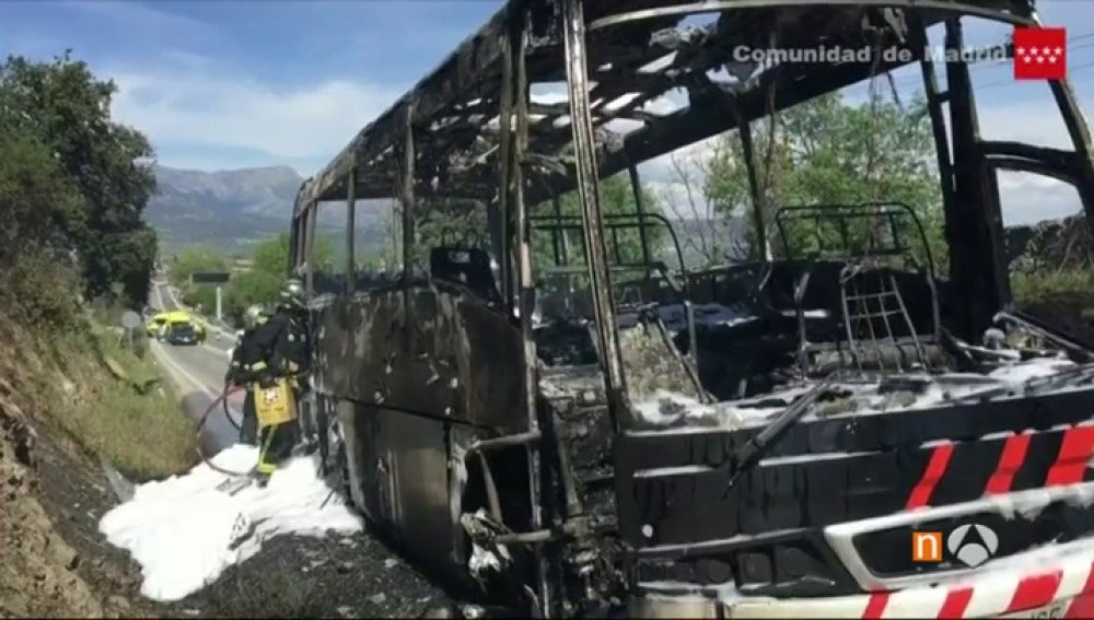 Frame 7.114444 de: Un autobús con 26 miembros de un coro de Vila-seca arde en Madrid sin heridos