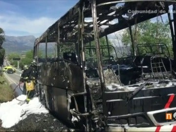 Frame 7.114444 de: Un autobús con 26 miembros de un coro de Vila-seca arde en Madrid sin heridos