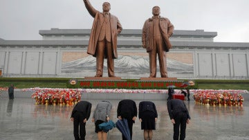 Ciudadanos rinden homenaje a los líderes de Corea del Norte