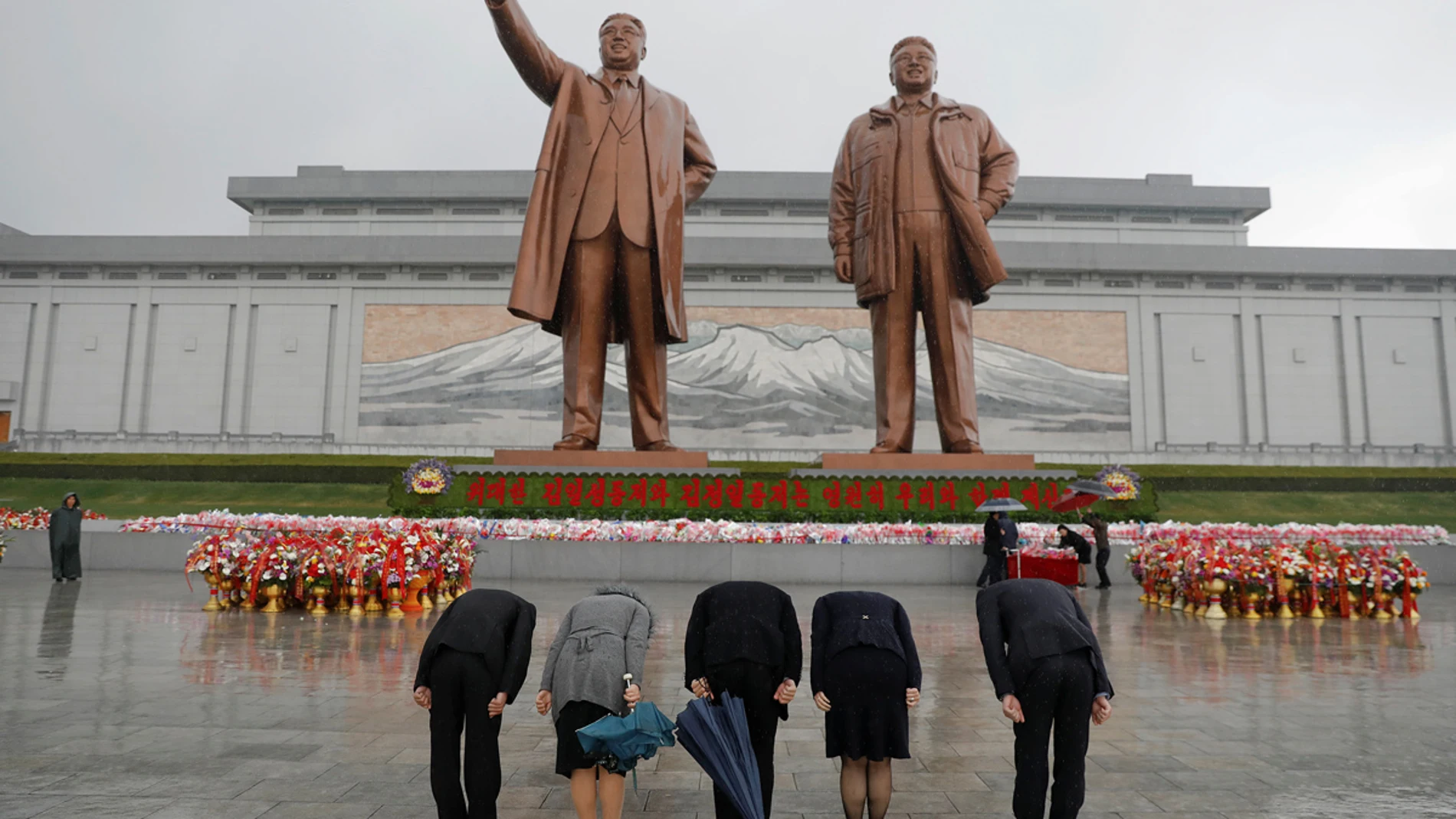 Ciudadanos rinden homenaje a los líderes de Corea del Norte Ciudadanos rinden homenaje a los líderes de Corea del Norte