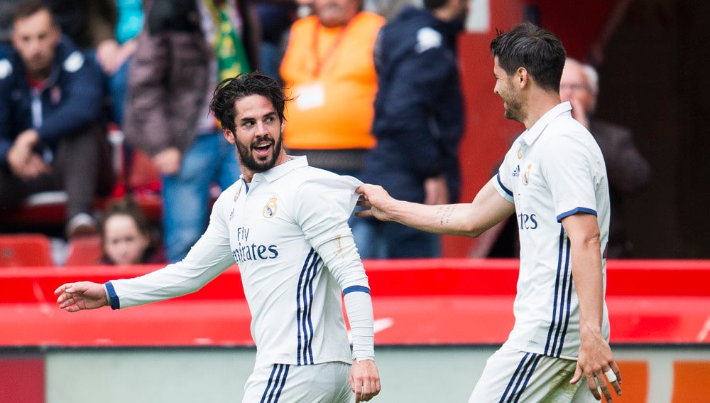 Isco Alarcón celebra con Morata el 2-3 en El Molinón