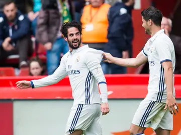 Isco Alarcón celebra con Morata el 2-3 en El Molinón Isco Alarcón celebra con Morata el 2-3 en El Molinón