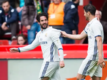 Isco Alarcón celebra con Morata el 2-3 en El Molinón Isco Alarcón celebra con Morata el 2-3 en El Molinón