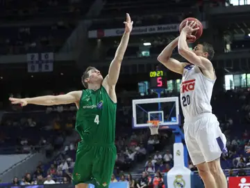 Carroll lanza a canasta ante la defensa de Nikola Radicevic Carroll lanza a canasta ante la defensa de Nikola Radicevic