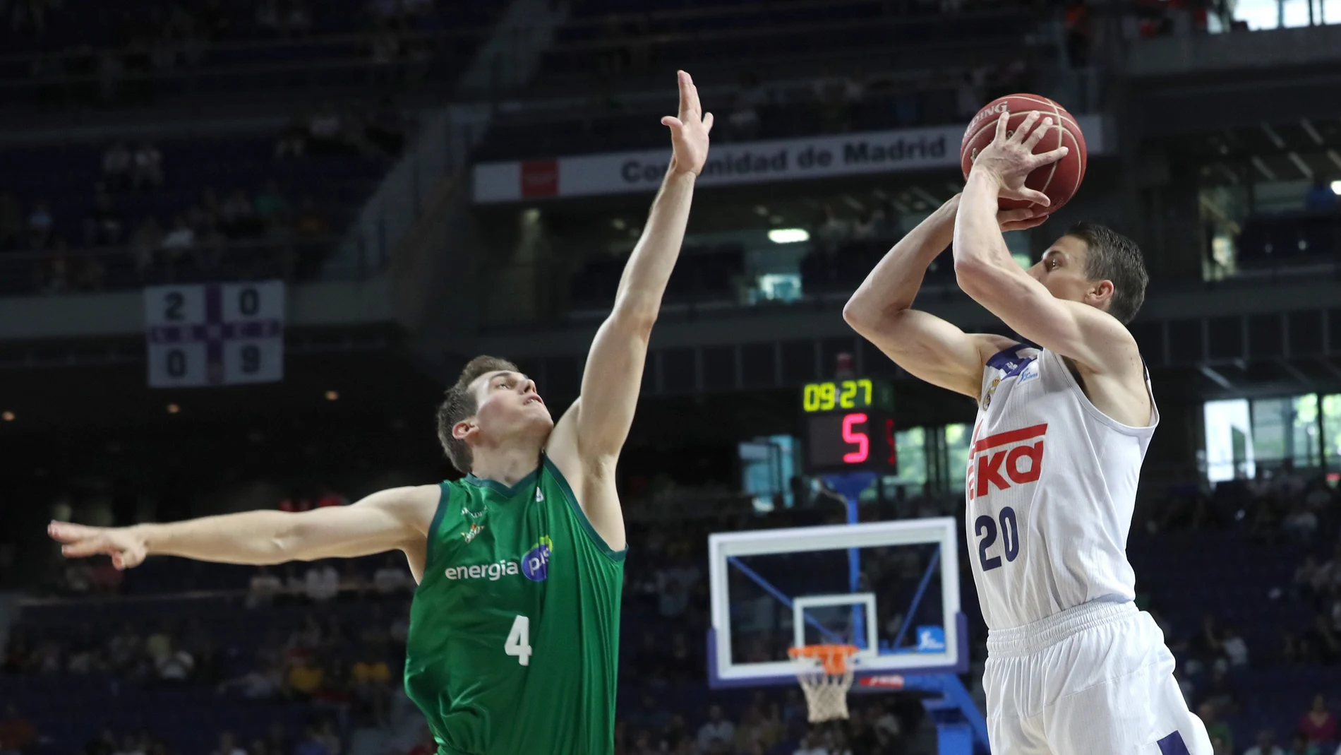 Carroll lanza a canasta ante la defensa de Nikola Radicevic Carroll lanza a canasta ante la defensa de Nikola Radicevic