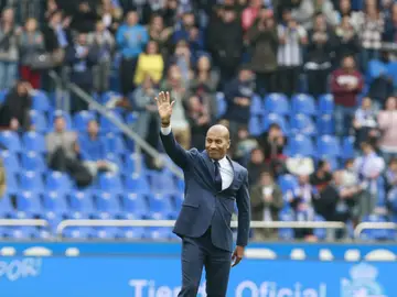 Mauro Silva saluda a la afición deportivista en Riazor Mauro Silva saluda a la afición deportivista en Riazor
