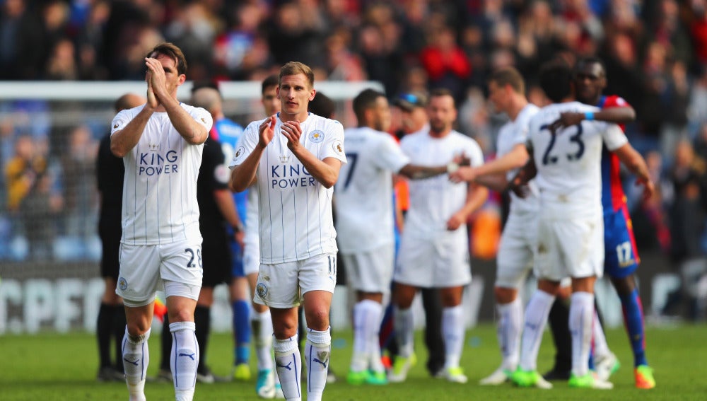 Los jugadores de Leicester agradecen el apoyo a sus aficionados en el campo del Crystal Palace