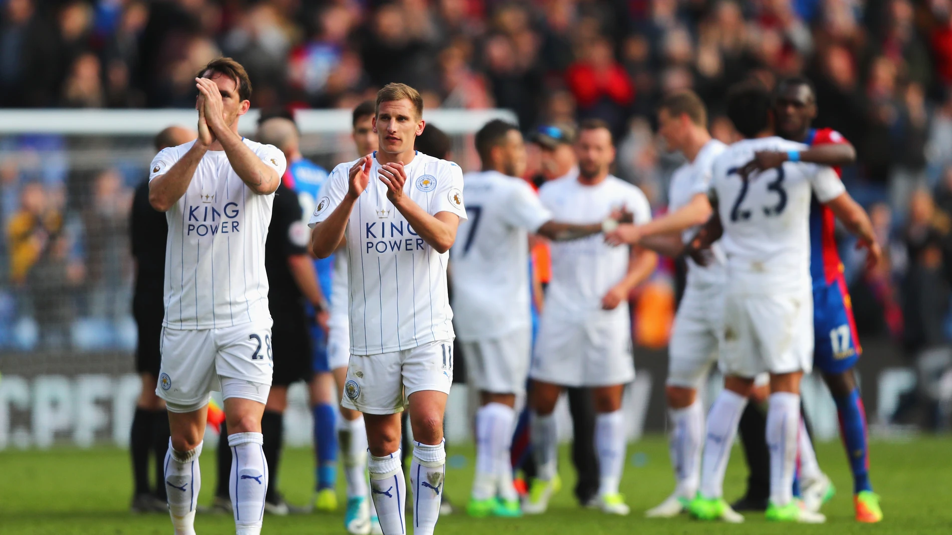 Los jugadores de Leicester agradecen el apoyo a sus aficionados en el campo del Crystal Palace