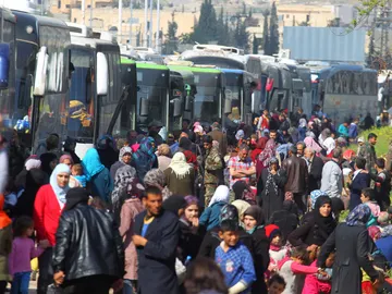 Cientos de sirios aguardan a ser evacuados Cientos de sirios aguardan a ser evacuados