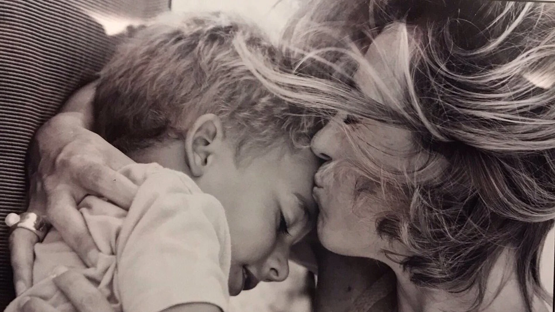 Emotivo tuit de agradecimiento de la familia de Carme Chacón Emotivo tuit de agradecimiento de la familia de Carme Chacón