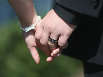 Una pareja agarrada de la mano Una pareja agarrada de la mano